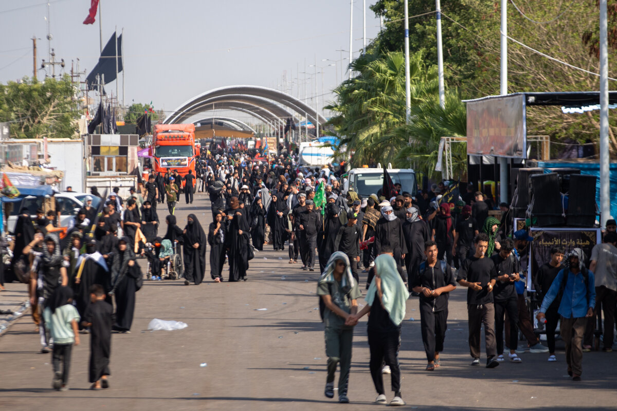 Le suggestive immagini del pellegrinaggio a piedi dei fedeli dell'Arbain verso la città santa di Karbala
