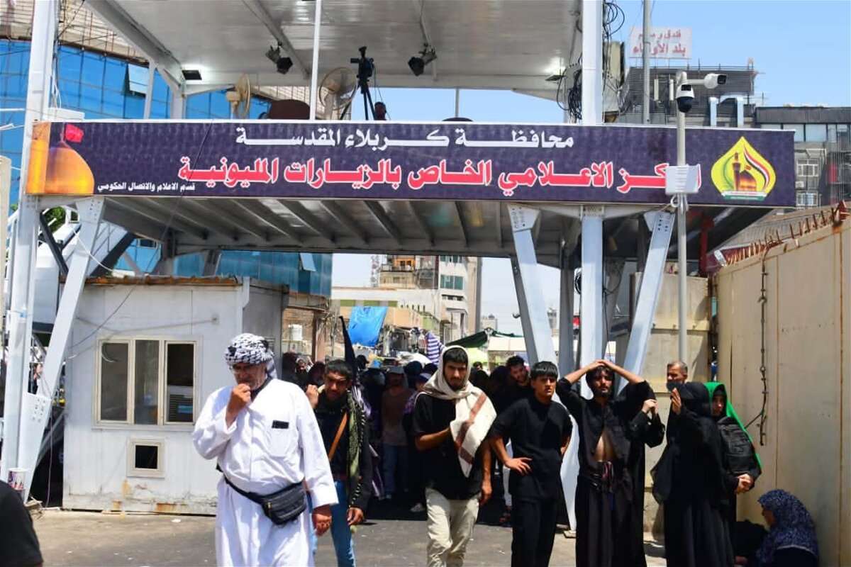 مشاهد من قلب كربلاء.. شارع قبلة أبي الفضل العباس (عليه السلام) يغصُّ بآلاف الزائرين (صور)