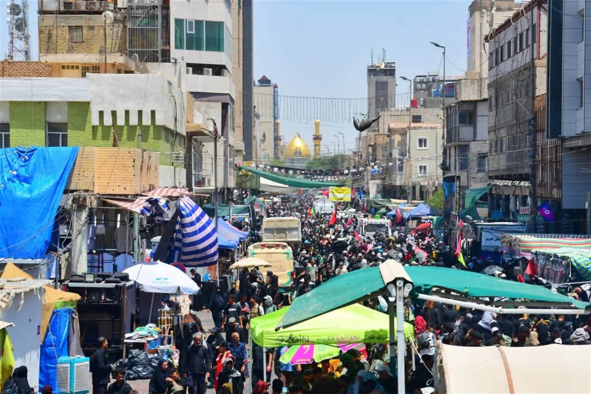 مشاهد من قلب كربلاء.. شارع قبلة أبي الفضل العباس (عليه السلام) يغصُّ بآلاف الزائرين (صور)