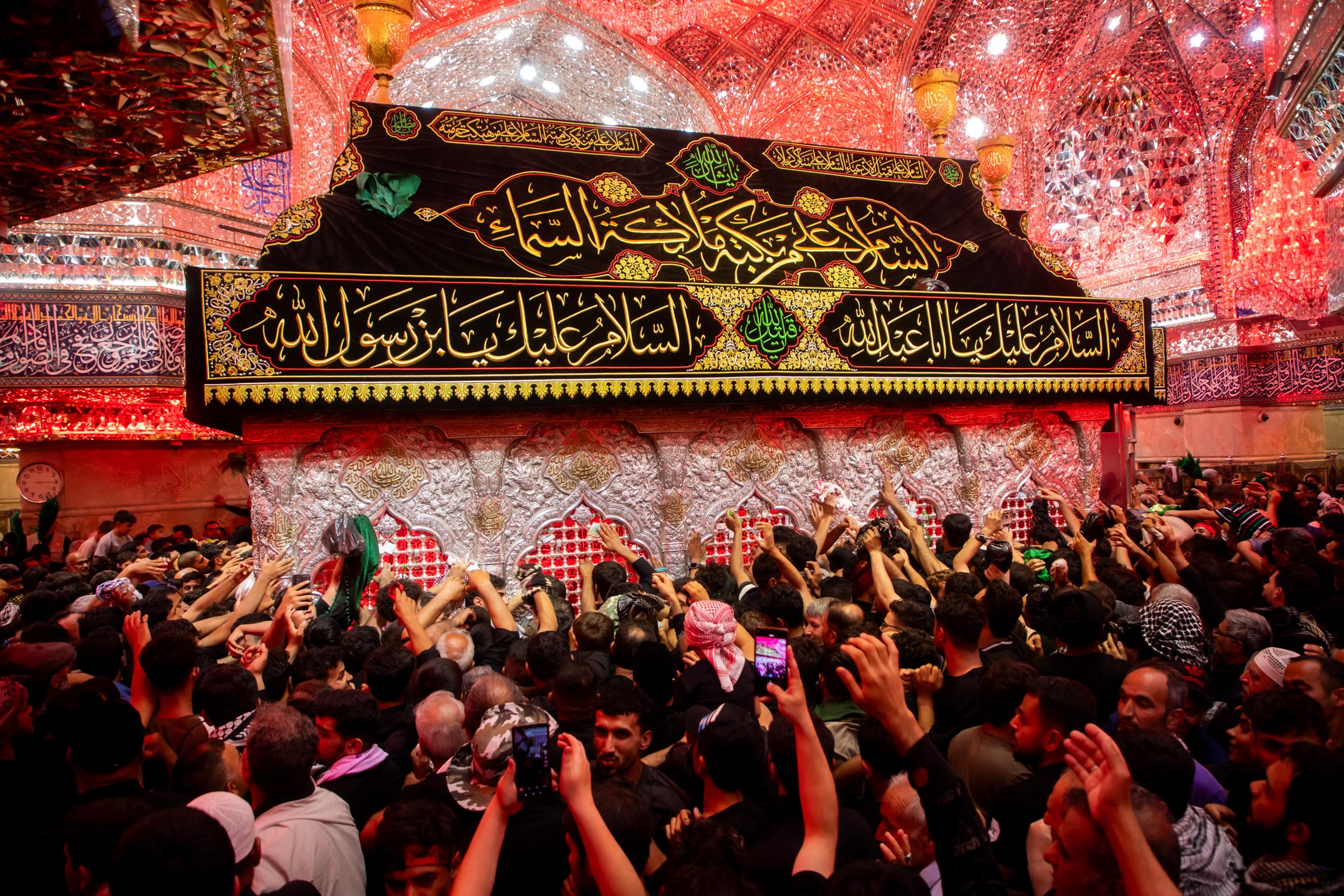تقرير مصور | على أعتاب الأربعين.. أجواء إيمانية تغمر ضريح الإمام الحسين (عليه السلام) مع توافد الزوار