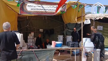 خدمت‌رسانی موکب امام حسن(ع) مبارکه اصفهان از کف میدان تا کربلا