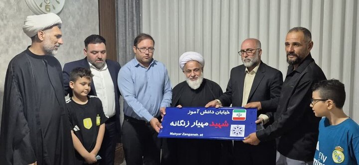 تصاویر /دیدار امام جمعه آبیک با خانواده شهید دانش آموز جنگ تحمیلی اخیر