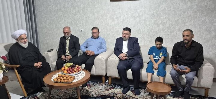 تصاویر /دیدار امام جمعه آبیک با خانواده شهید دانش آموز جنگ تحمیلی اخیر