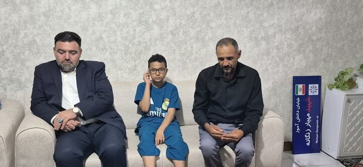 تصاویر /دیدار امام جمعه آبیک با خانواده شهید دانش آموز جنگ تحمیلی اخیر