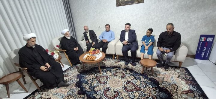 تصاویر /دیدار امام جمعه آبیک با خانواده شهید دانش آموز جنگ تحمیلی اخیر