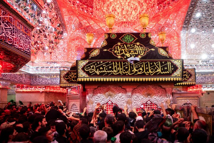 على أعتاب الأربعين.. أجواء إيمانية تغمر ضريح الإمام الحسين (عليه السلام) مع توافد الزوار