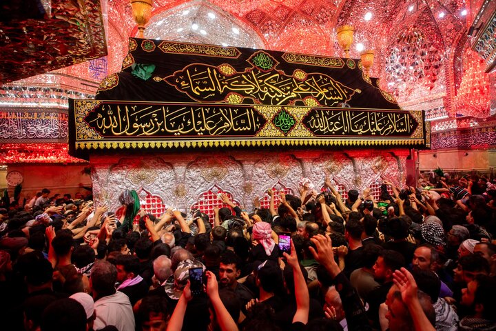على أعتاب الأربعين.. أجواء إيمانية تغمر ضريح الإمام الحسين (عليه السلام) مع توافد الزوار