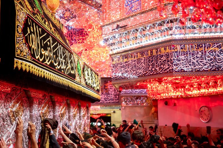 على أعتاب الأربعين.. أجواء إيمانية تغمر ضريح الإمام الحسين (عليه السلام) مع توافد الزوار