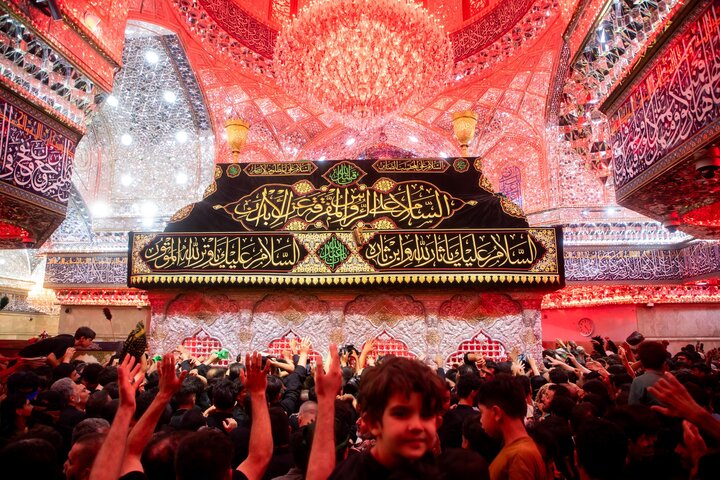 على أعتاب الأربعين.. أجواء إيمانية تغمر ضريح الإمام الحسين (عليه السلام) مع توافد الزوار