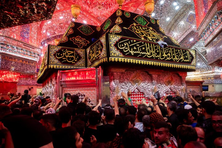 على أعتاب الأربعين.. أجواء إيمانية تغمر ضريح الإمام الحسين (عليه السلام) مع توافد الزوار
