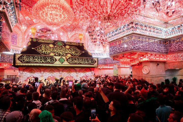 على أعتاب الأربعين.. أجواء إيمانية تغمر ضريح الإمام الحسين (عليه السلام) مع توافد الزوار