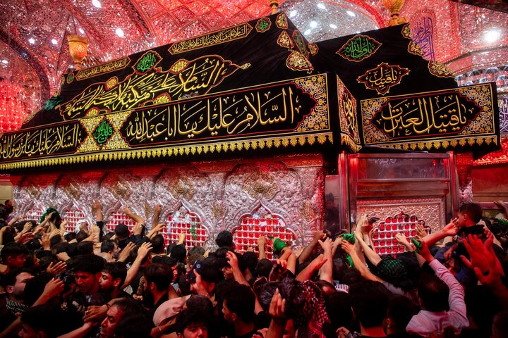 على أعتاب الأربعين.. أجواء إيمانية تغمر ضريح الإمام الحسين (عليه السلام) مع توافد الزوار