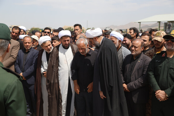 تصاویر / اقامه نماز میت بر پیکر مطهر شهید فتحی در ملایر