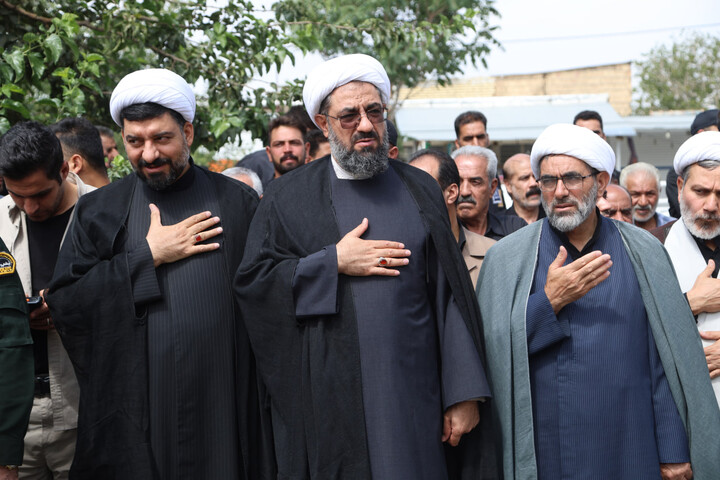 تصاویر / اقامه نماز میت بر پیکر مطهر شهید فتحی در ملایر