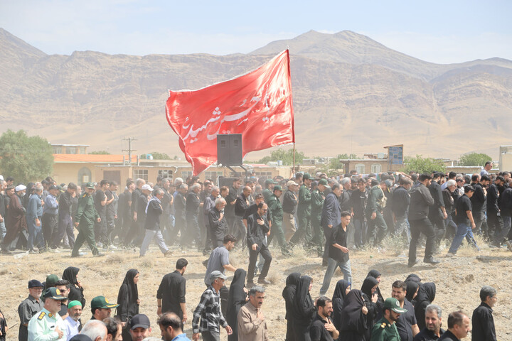 تصاویر / اقامه نماز میت بر پیکر مطهر شهید فتحی در ملایر