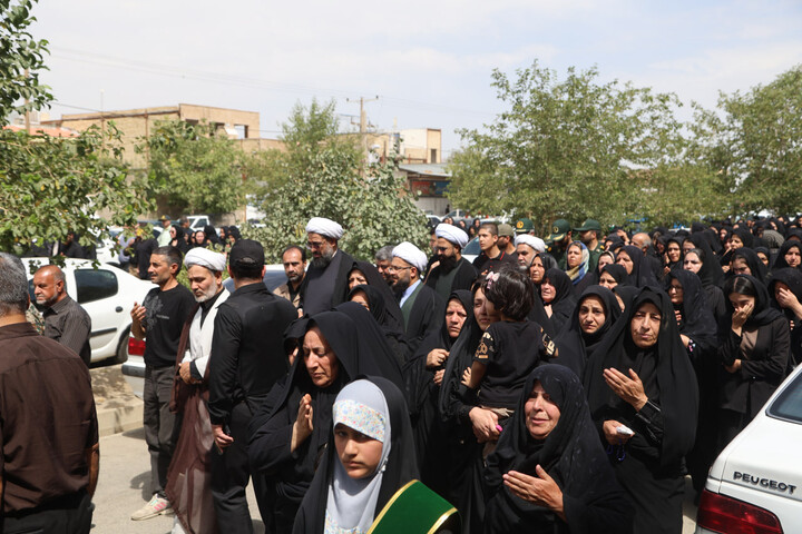 تصاویر / اقامه نماز میت بر پیکر مطهر شهید فتحی در ملایر