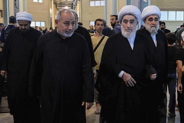 آية الله حسن الجواهري يطّلع على الخدمات المقدّمة للزائرين في مجمع أبي الفضل العباس (عليه السلام) في طريق النجف – كربلاء (صور)