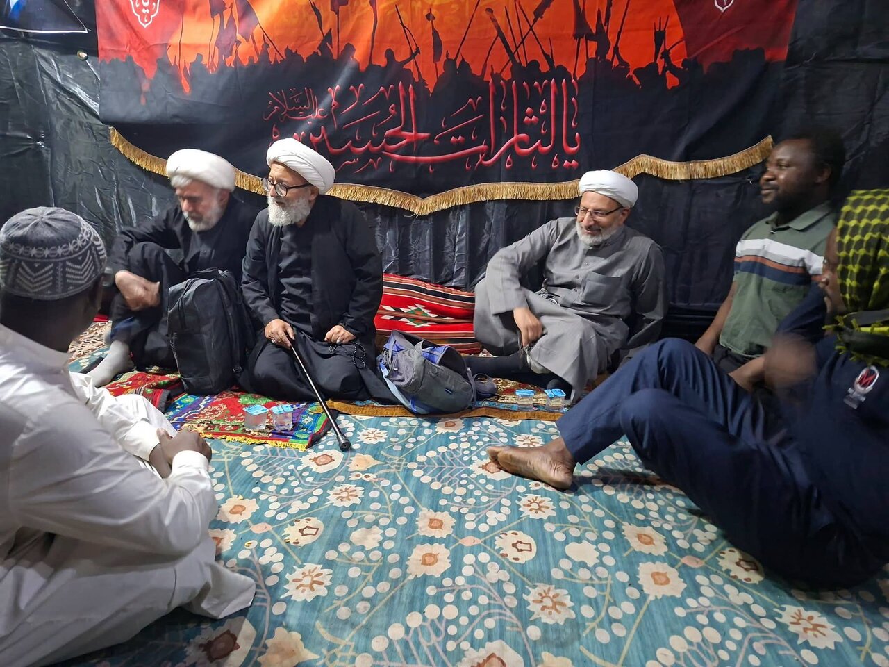 در مسیر پیادهروی اربعین؛ دیدار علما از موکب دفتر رهبر شیخ زکزاکی در مسیر نجف به کربلا