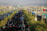 La marcia dei devoti dell'Imam Husayn nel giorno di Arbain a Qom