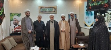 تجلیل مسئول سازمان بسیج اساتید، طلاب و روحانیون کشور از خانواده روحانی شهید هادی استاد