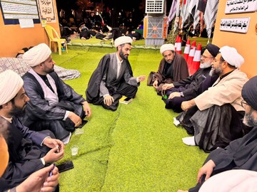 مبلغان جهادی با حضور در مسیر زائران، فاصله میان روحانیت و نسل جوان را کاهش می‌دهند