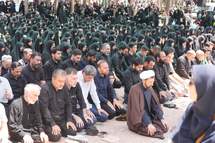 تصاویر |نماز ظهر اربعین حسینی در گلستان شهدا اصفهان