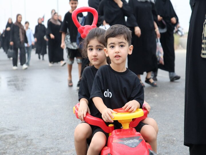 تصاویر/ پیاده‌روی جاماندگان اربعین در دیّر