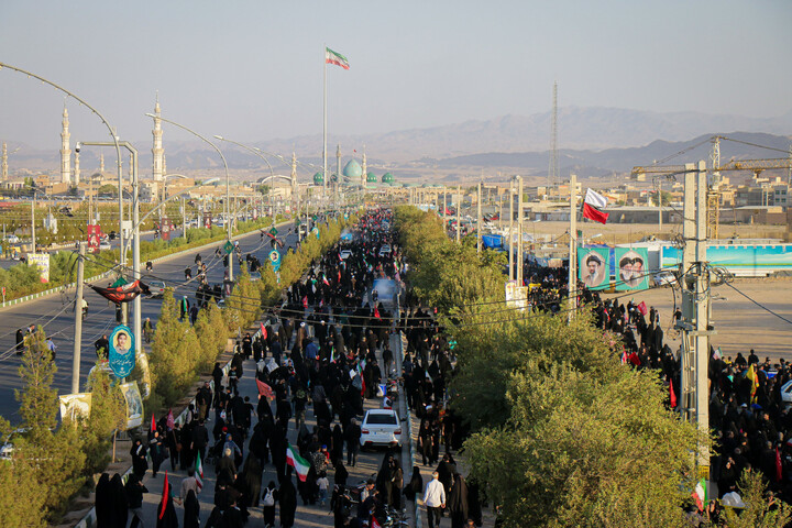 تصاویر/ پیاده‌روی دلدادگان اربعین حسینی در قم