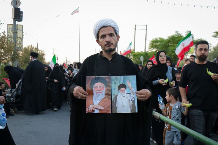 تصاویر/ حضور طلاب و روحانیون در پیاده روی جاماندگان اربعین قم