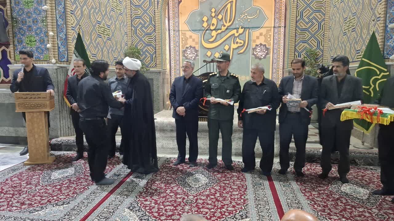 تجمع خونخواهی رهبر شهید انقلاب درکنار خانواده های شهدای میناب در آران وبیدگل