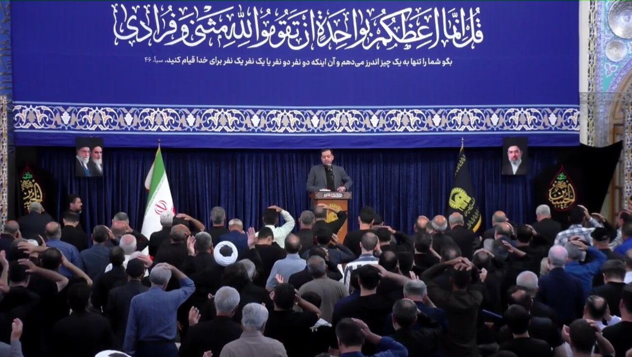 مراسم عزاداری اربعین حسینی که با حضور عزاداران و جاماندگان پیاده‌روی اربعین در رواق امام خمینی(ره) حرم مطهر رضوی