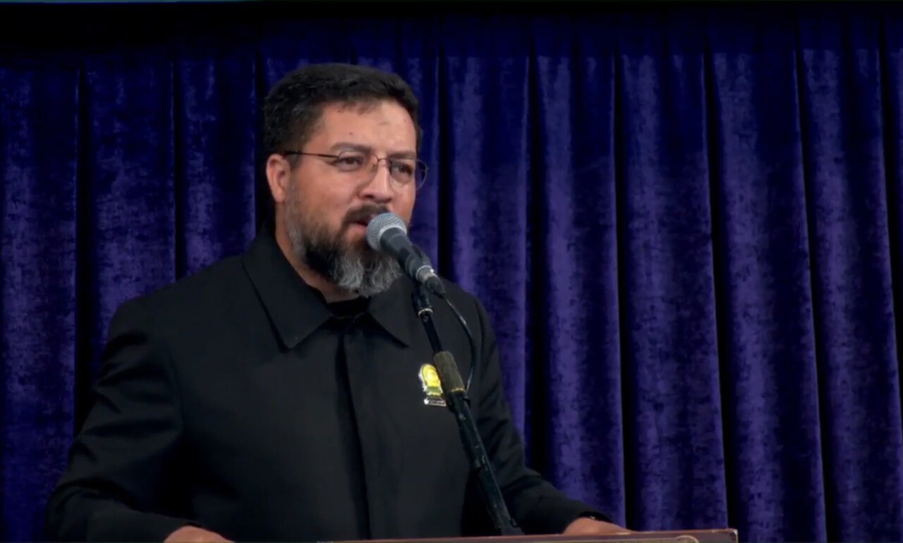 مراسم عزاداری اربعین حسینی که با حضور عزاداران و جاماندگان پیاده‌روی اربعین در رواق امام خمینی(ره) حرم مطهر رضوی