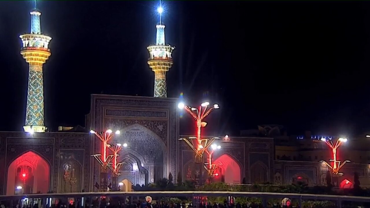 مراسم عزاداری اربعین حسینی که با حضور عزاداران و جاماندگان پیاده‌روی اربعین در رواق امام خمینی(ره) حرم مطهر رضوی