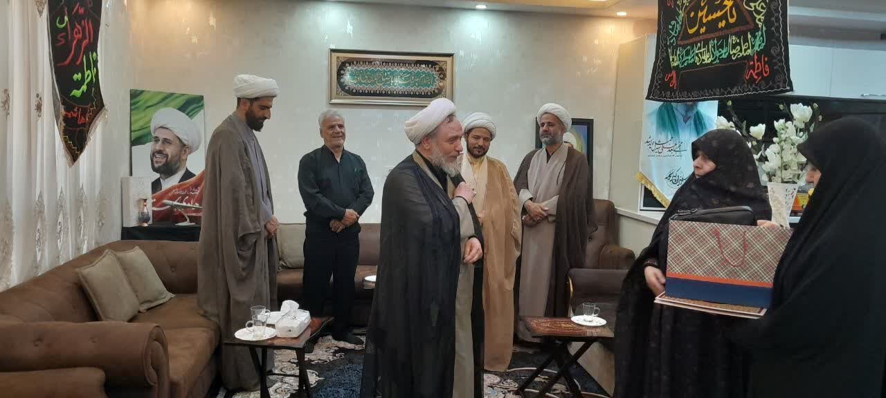 تجلیل مسئول سازمان بسیج اساتید، طلاب و روحانیون کشور از خانواده روحانی شهید هادی استاد