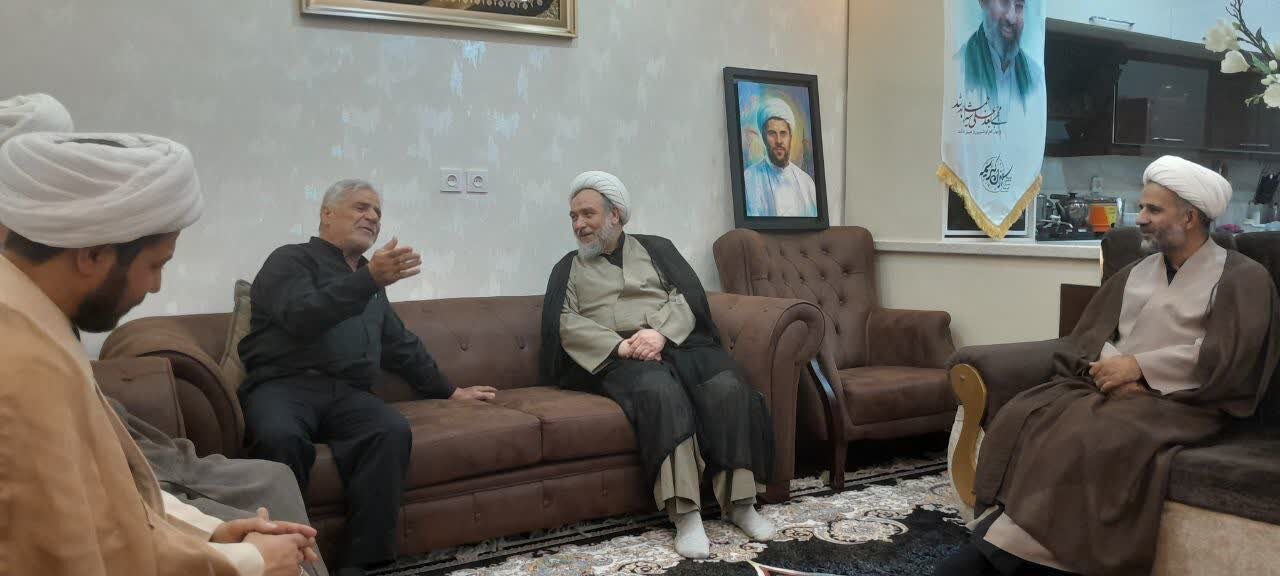 تجلیل مسئول سازمان بسیج اساتید، طلاب و روحانیون کشور از خانواده روحانی شهید هادی استاد