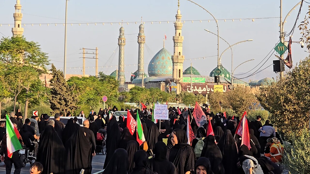 فیلم | حال و هوای راهپیمایی جاماندگان اربعین در طریق یا مهدی قم