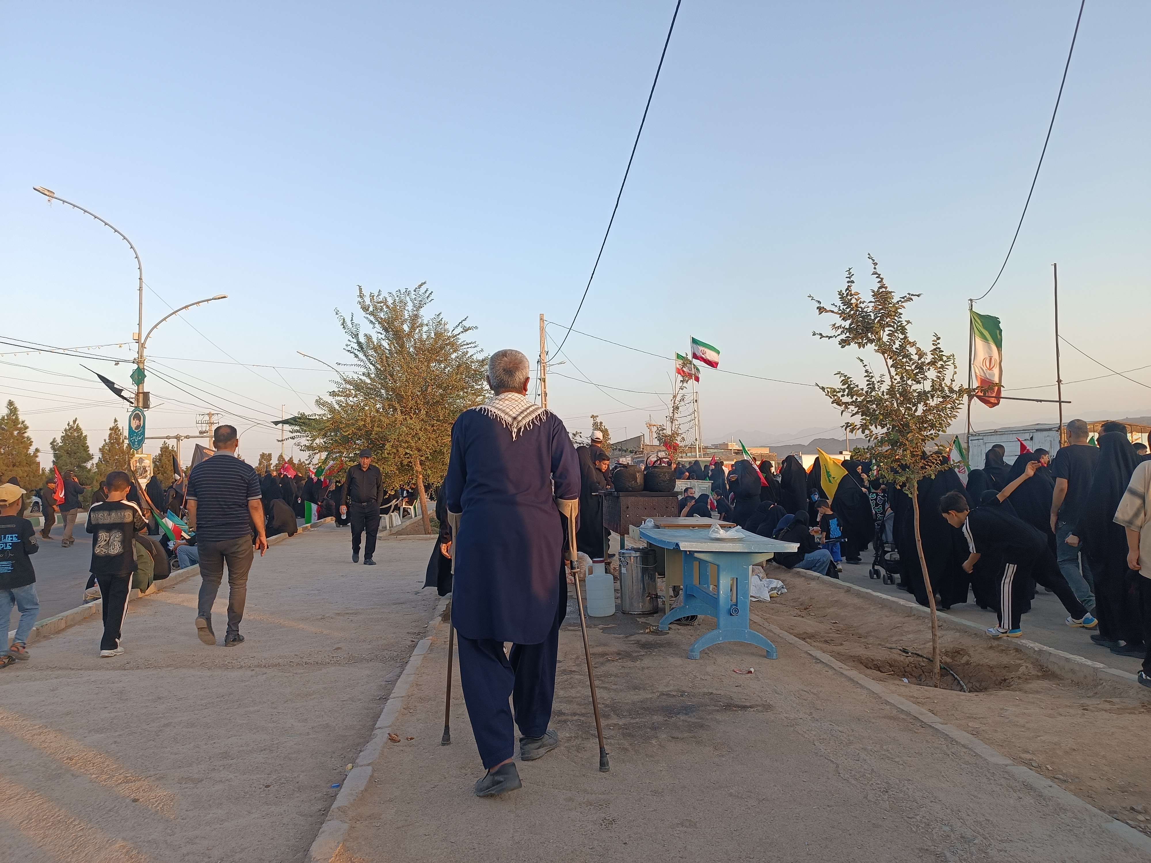 دهه‌ نودی‌ها و هزار و چهارصدی‌ها، پرچمداران کوچک پیاده‌روی جاماندگان اربعین در قم+ عکس