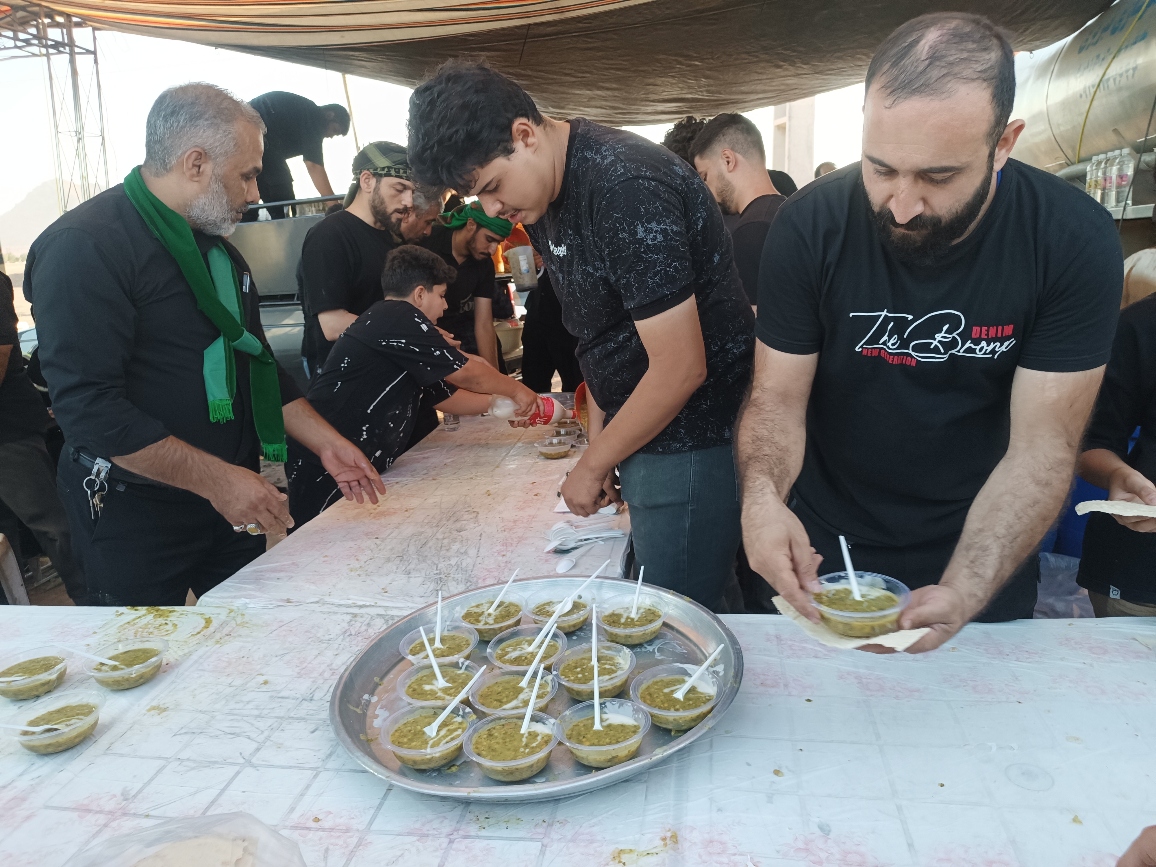 دهه نودیها و هزار و چهارصدیها، پرچمداران کوچک پیادهروی جاماندگان اربعین در قم+ عکس