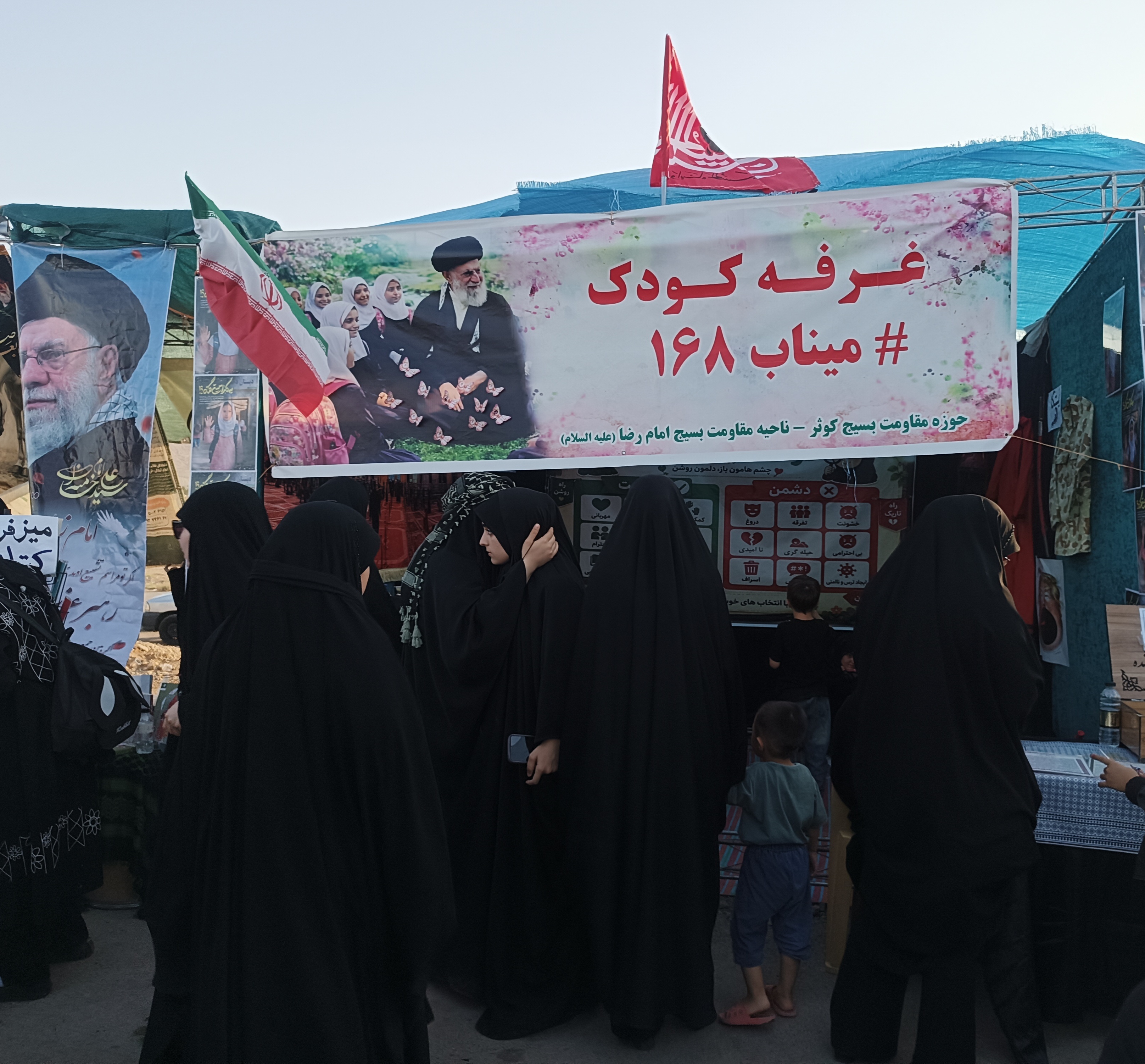 دهه نودیها و هزار و چهارصدیها، پرچمداران کوچک پیادهروی جاماندگان اربعین در قم+ عکس