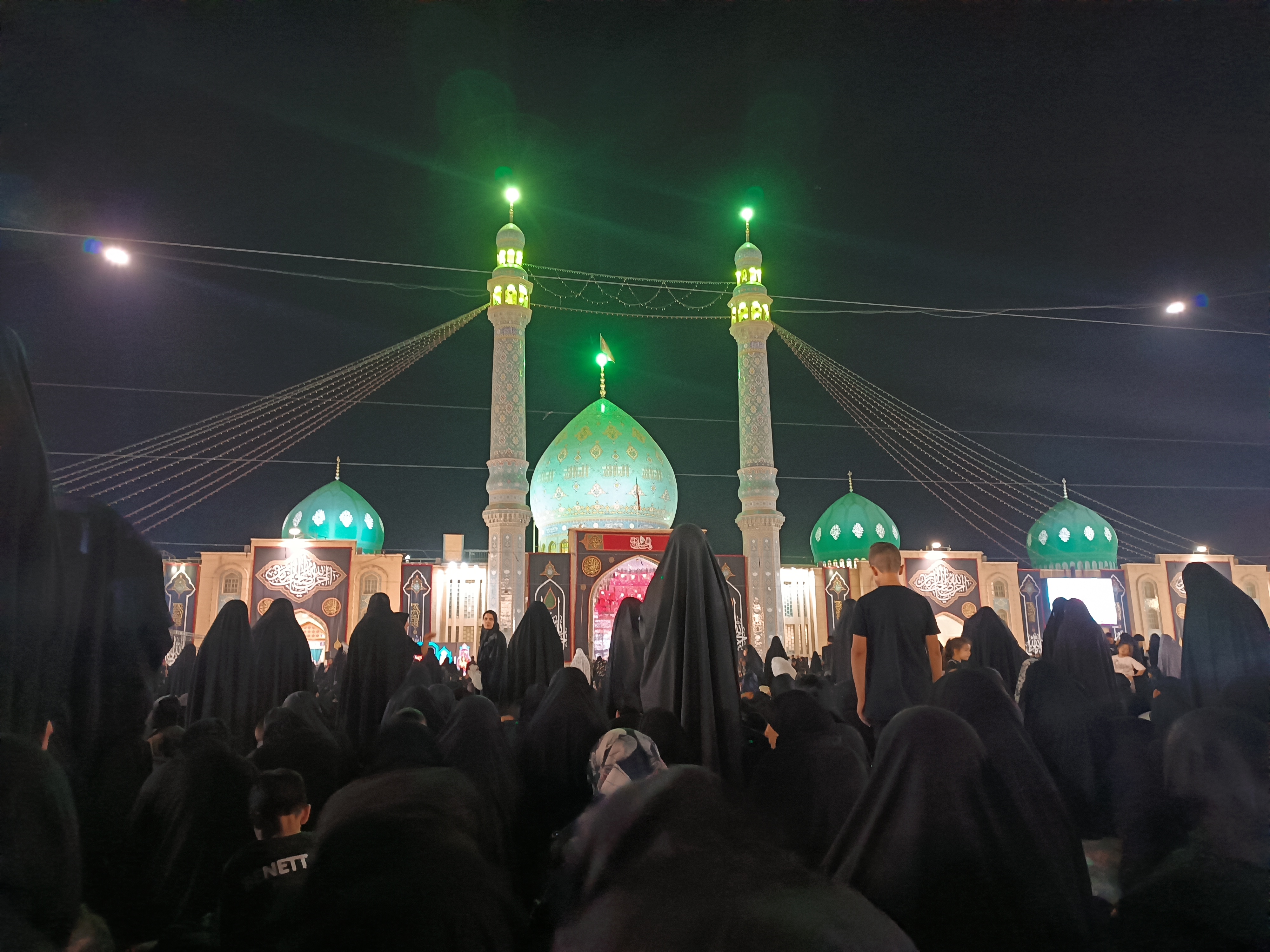 دهه نودیها و هزار و چهارصدیها، پرچمداران کوچک پیادهروی جاماندگان اربعین در قم+ عکس
