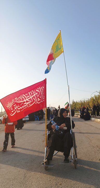 La marcia dei devoti dell'Imam Husayn nel giorno di Arbain a Qom