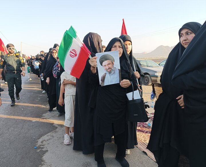 La marcia dei devoti dell'Imam Husayn nel giorno di Arbain a Qom