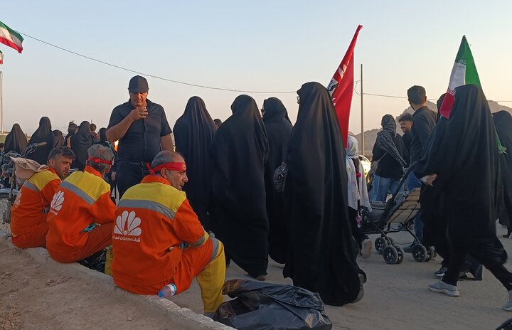 La marcia dei devoti dell'Imam Husayn nel giorno di Arbain a Qom
