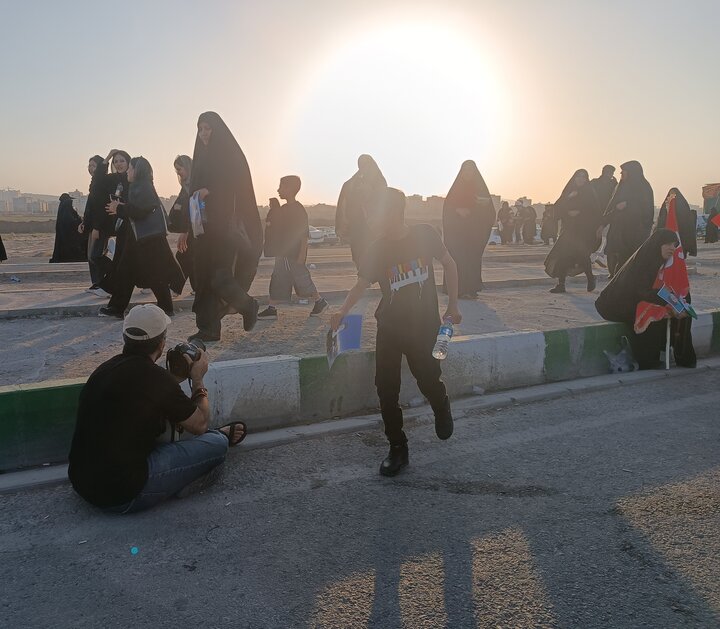 La marcia dei devoti dell'Imam Husayn nel giorno di Arbain a Qom