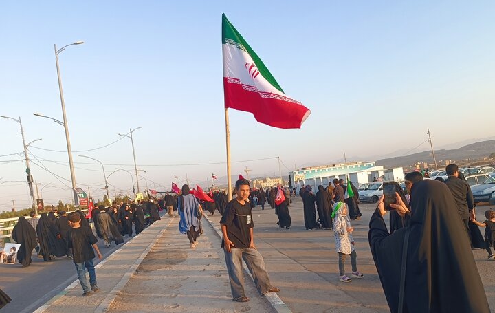 La marcia dei devoti dell'Imam Husayn nel giorno di Arbain a Qom