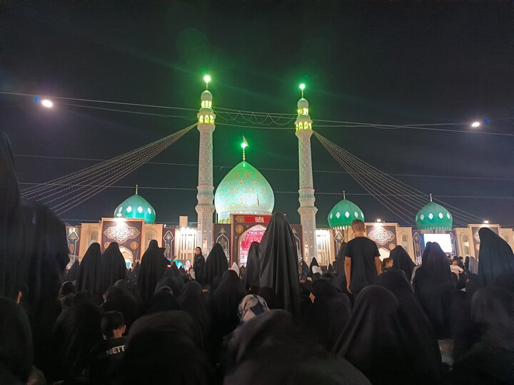 La marcia dei devoti dell'Imam Husayn nel giorno di Arbain a Qom