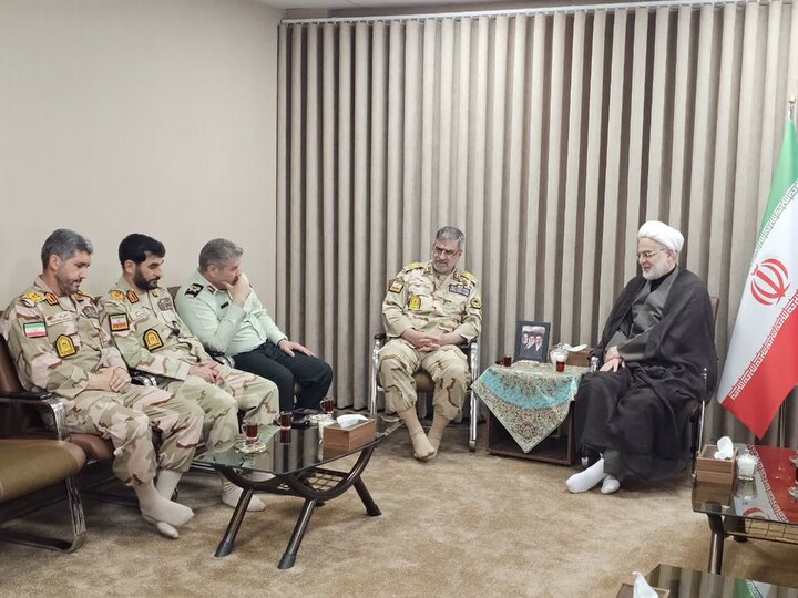دیدار فرمانده کل مرزبانی فراجا با نماینده ولی‌فقیه در استان کردستان
