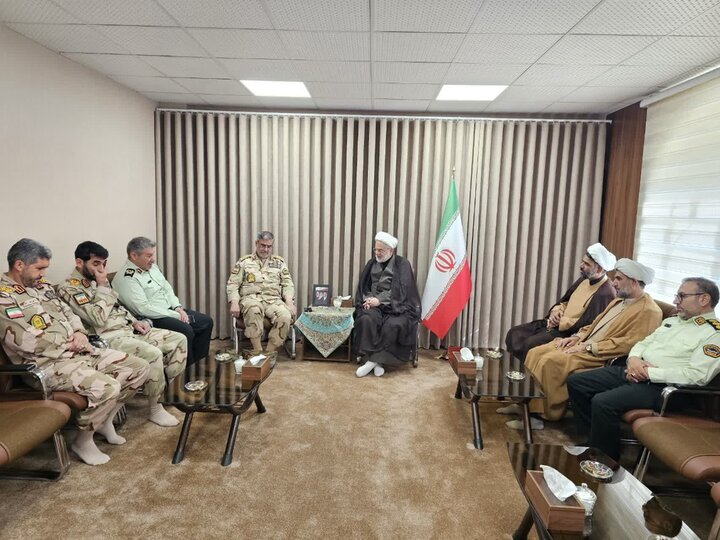 دیدار فرمانده کل مرزبانی فراجا با نماینده ولی‌فقیه در استان کردستان
