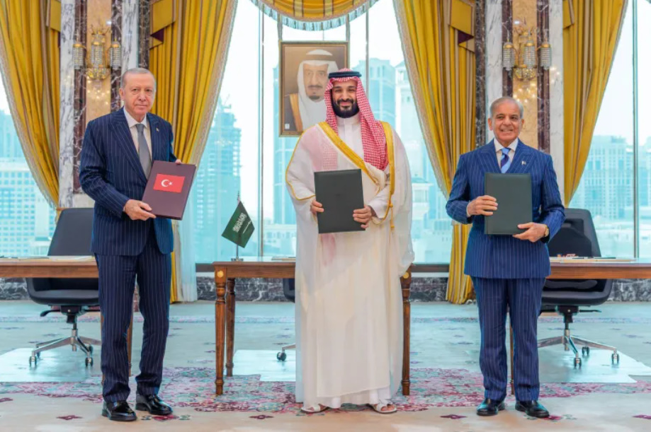 توقيع اتفاق عسكري مشترك بين السعودية وباكستان وتركيا