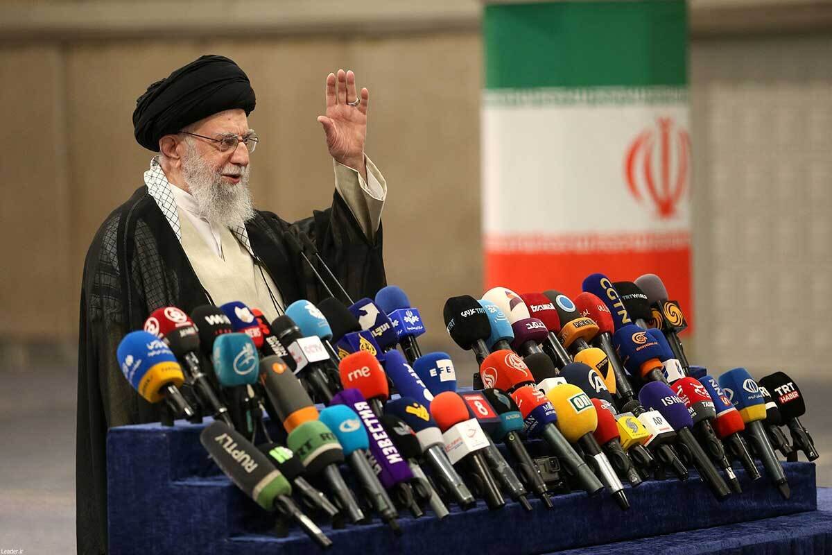 ۱۷ مرداد، روزِ دیده‌بانانِ حقیقت؛ نگاهی به رسالتِ خبرنگار در سنگرِ آگاهی و ایثار